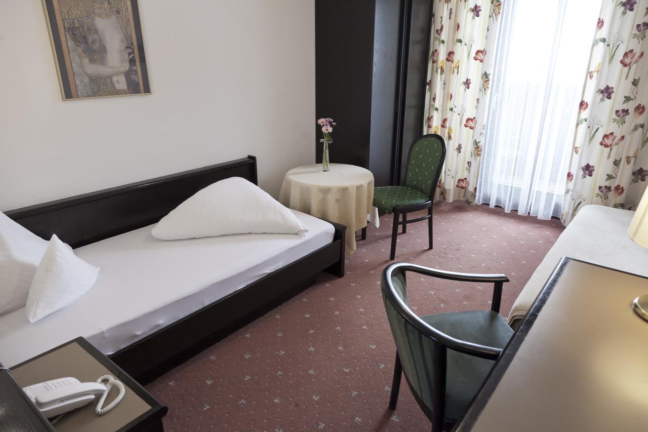 Hotel Neue Burg เนาดาส ภายนอก รูปภาพ